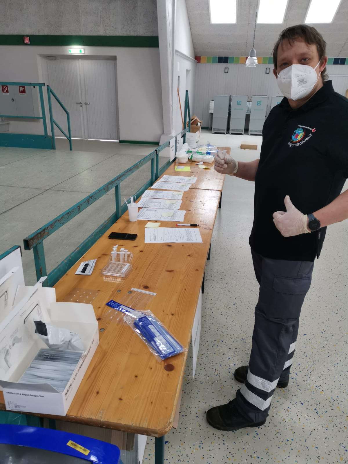 Helfer beim dokumentieren der Tests