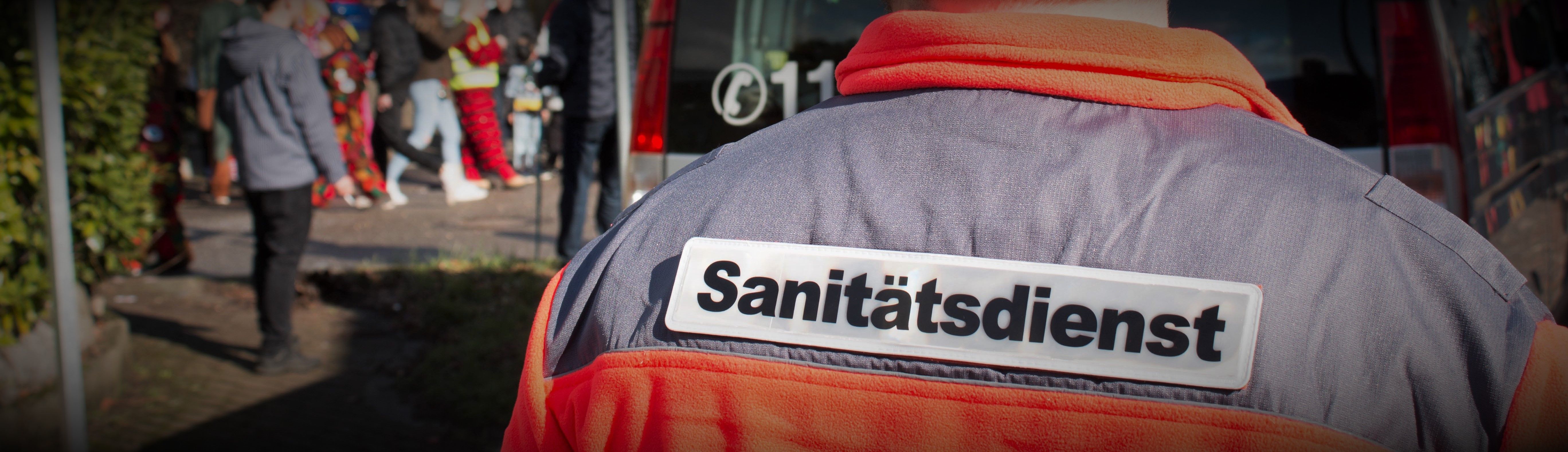 Foto: Rückenschild eines Helfers mit der Aufschrift "Sanitätsdienst"
