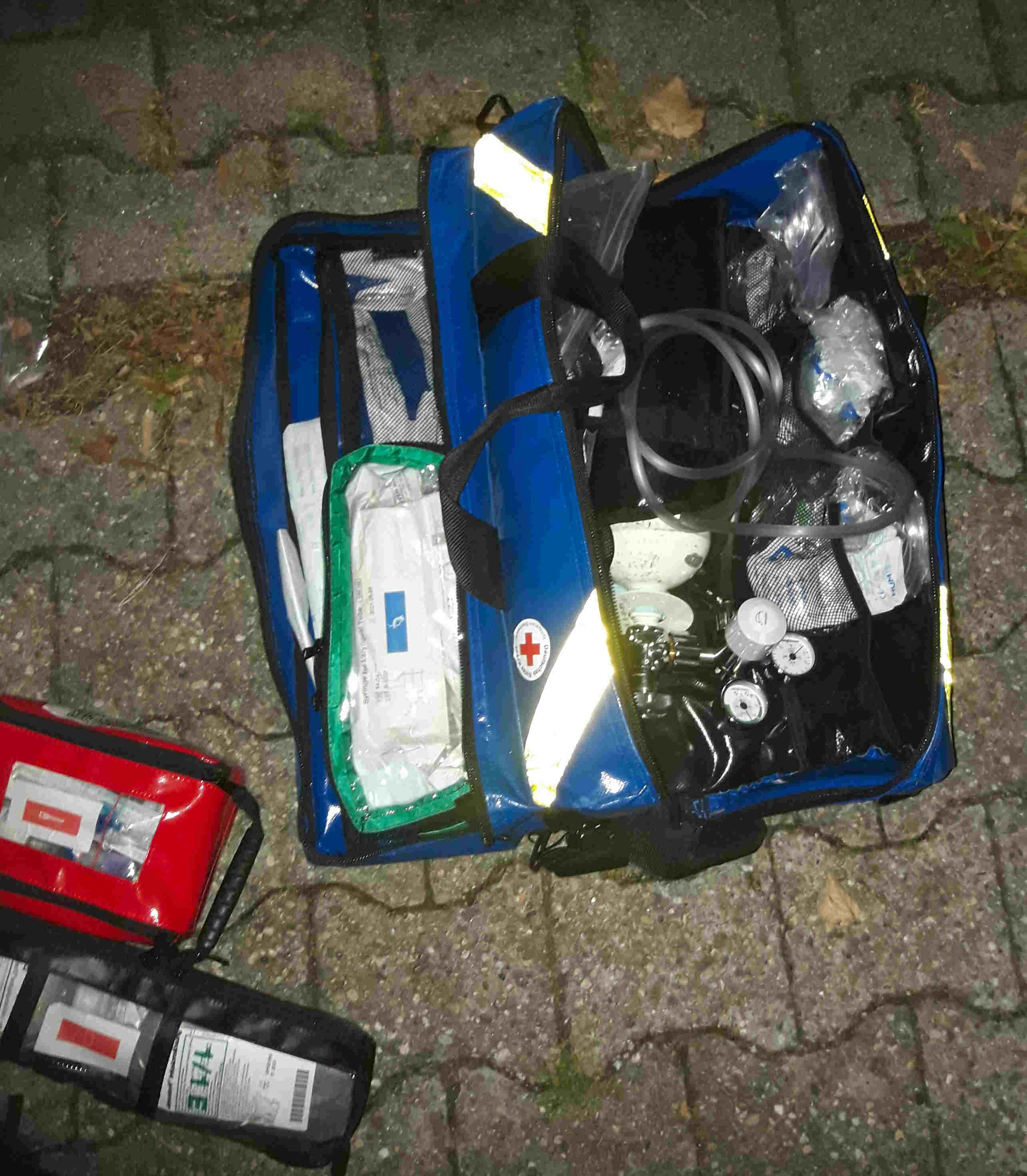 Oxy-Bag mit Inhalt, Sauerstoffflasche, Material für Absaugung, Beatmungsbeutel
