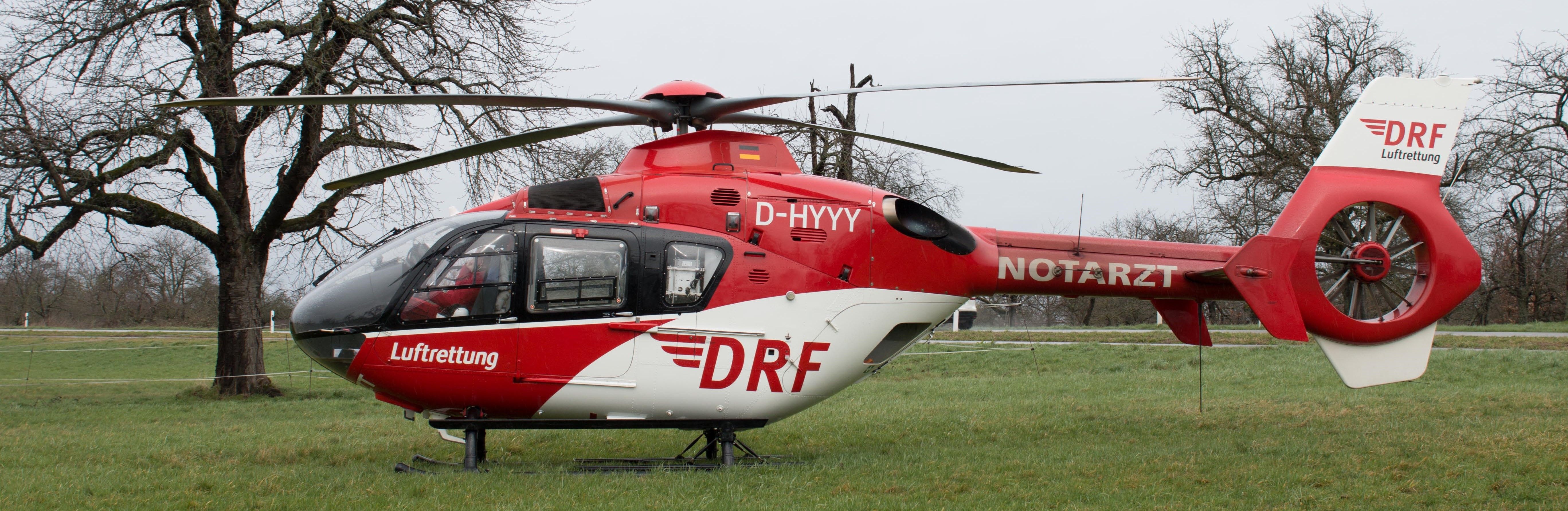 Foto: Rettungshubschrauber der DRF auf einer Wiese in Bischweier