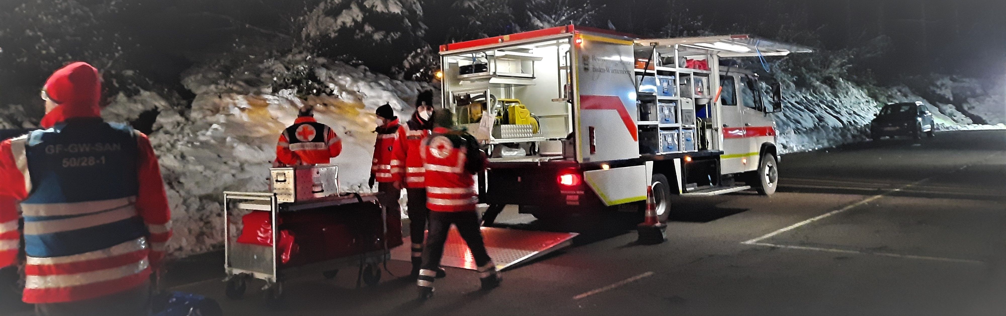 Foto: Geräte Wagen SAN im Einsatz bei einer Suchaktion im Winter
