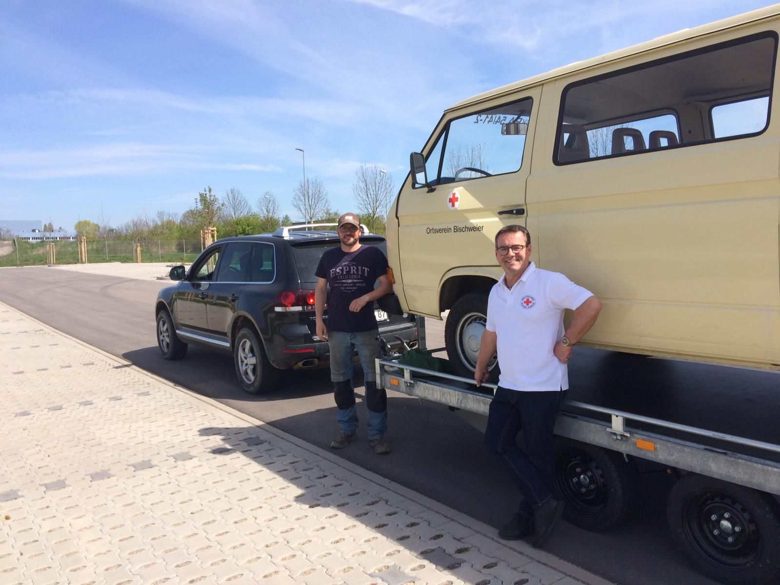 VW Bus auf Anhänger mit neuem Besitzer und Andreas Geiges, 2. Vorsitzender